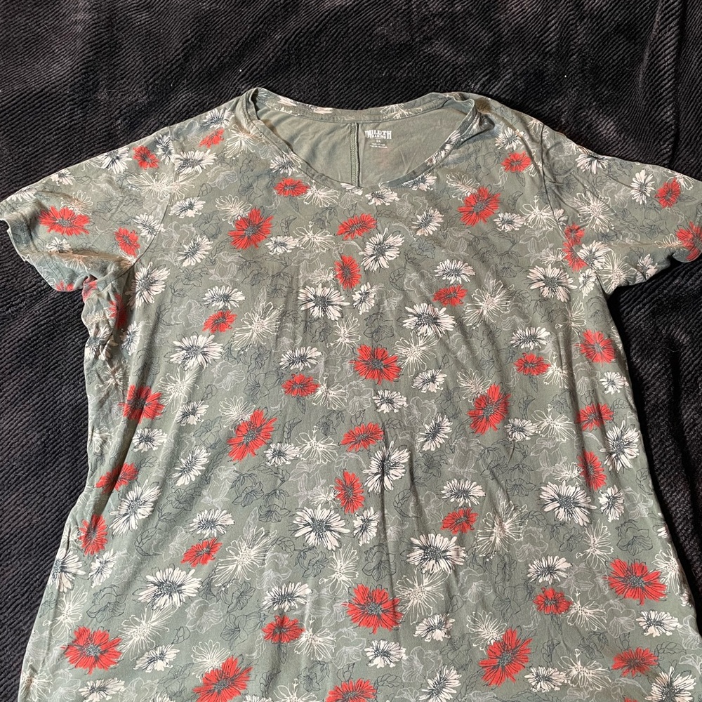 Duluth Trading Co Gray and Red Short Sleeve Relaxed T-Shirt